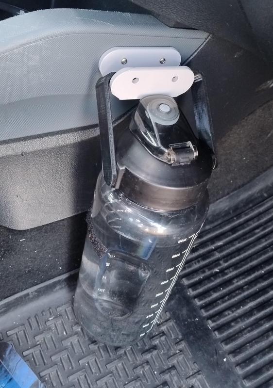 Car holder for a 2l water bottle. Uchwyt samochodowy do butelki 2l na wodę