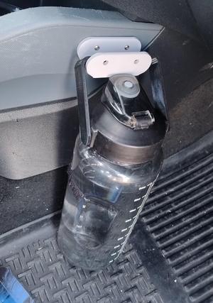 Car holder for a 2l water bottle. Uchwyt samochodowy do butelki 2l na wodę