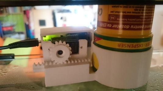 Food dispenser for fish