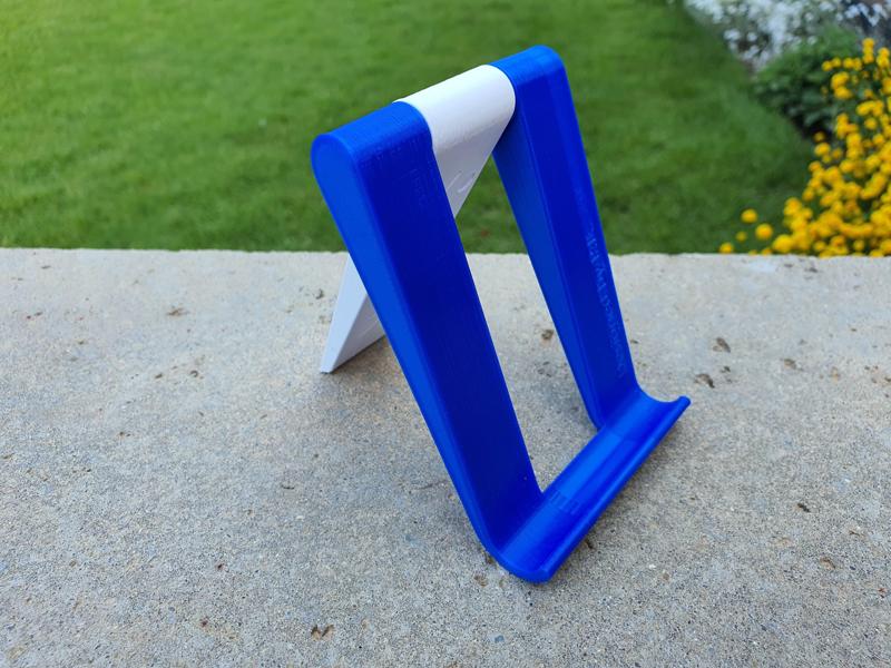 Freely adjustable phone stand