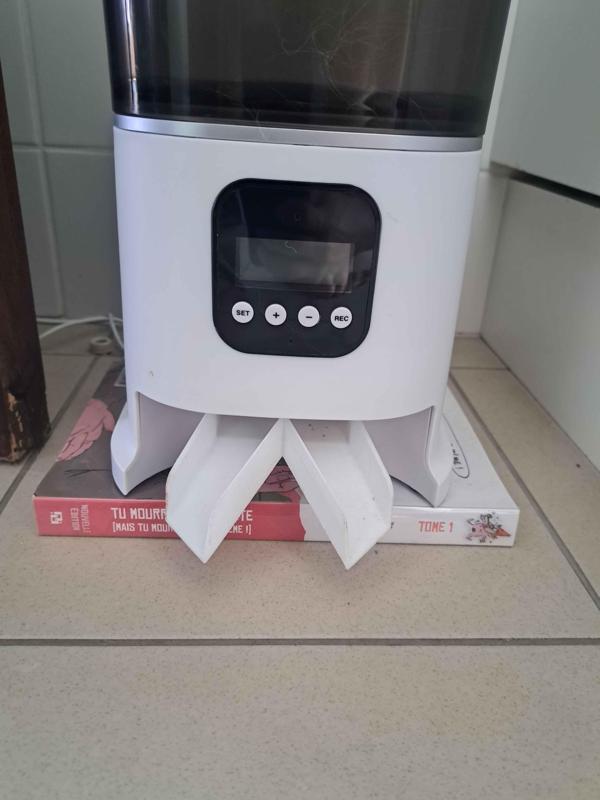 Cat food splitter for automatic pet feeder