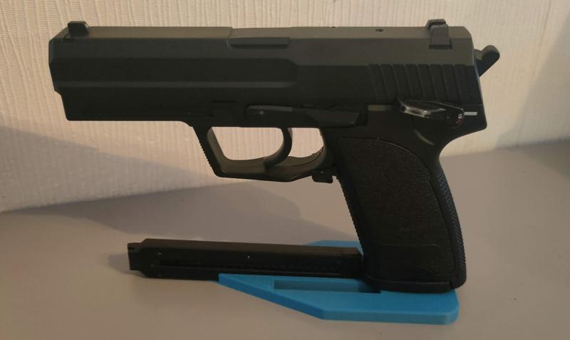 CYMA CM.125 Airsoftgun stand with Magazine holder