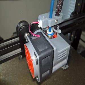 Soporte tubo PTFE, cable y conector para FANS Ender 3.