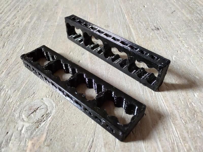 PC closed cable combs for sleeved cables