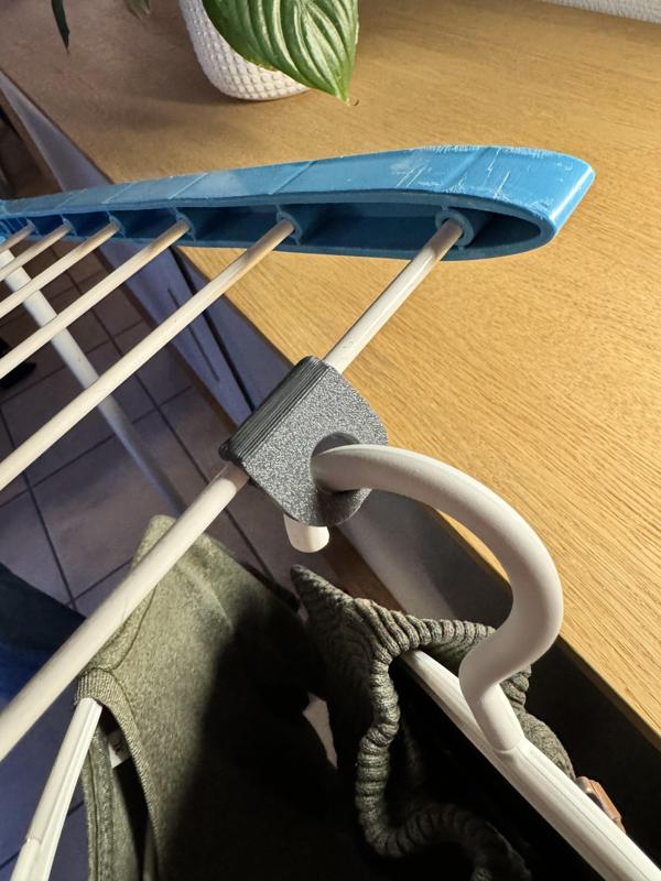 Drying rack hanger separator