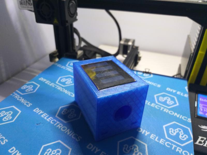 SOLAR RECHARGEABLE SINGLE LED FLASHING LIGHT