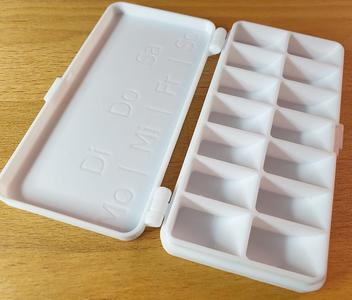 Weekly pillbox with German or English week names (remix)