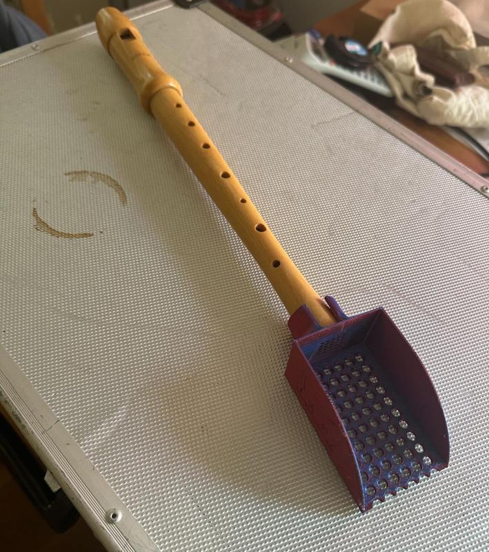 Litter box scoop flute