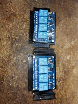 4CH relay module on DIN rail for Arduino. Option to insert another 4CH module.