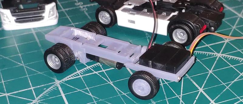 Motorized RC truck chassis, 1/87 scale