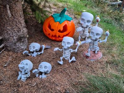 Spooky Halloween Skeleton Warrior on the run - set