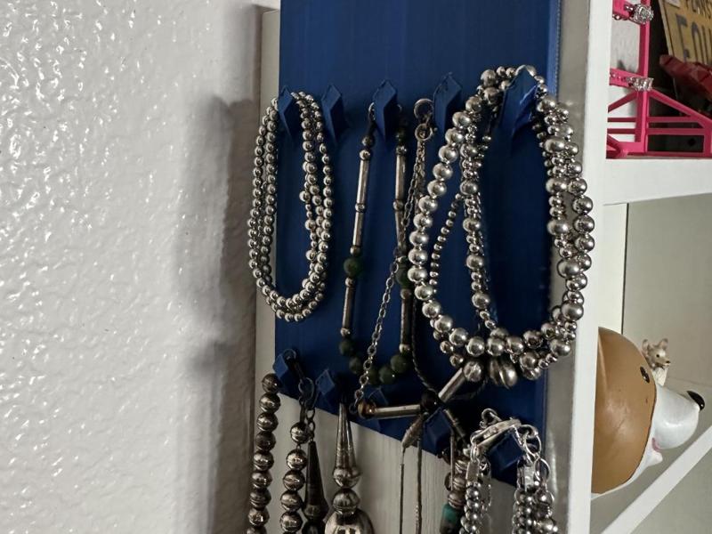 Simple no supports necklace hanger