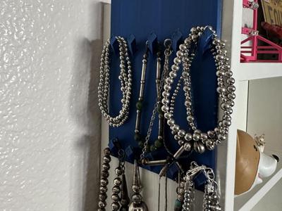 Simple no supports necklace hanger