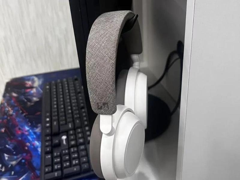 Easy Adjustable Headphone Hanger