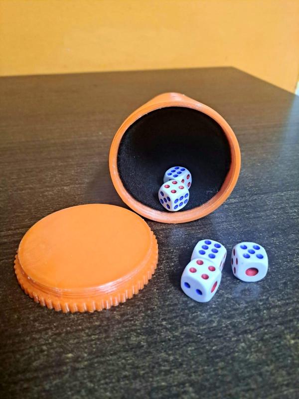 Dice cup with screw cap (Dice Cup)
