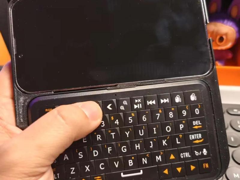 iPhone 13/13 Pro + Winmaxle B1 Phone Keyboard Holder