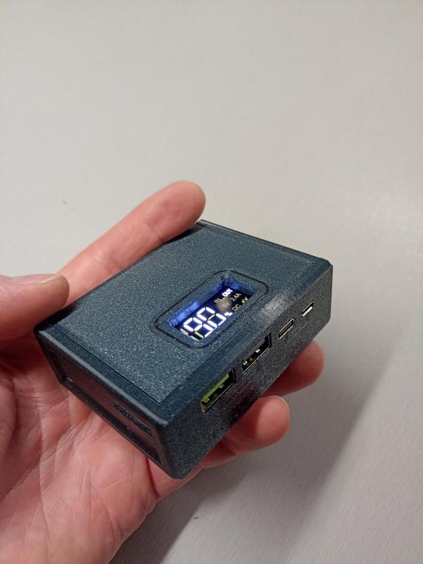 Powerbanka, bez podpěr a šroubků