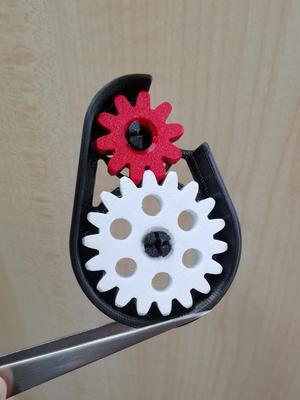 Gear rotating gadget