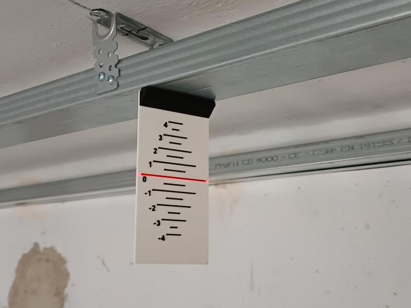 Magnetic laser target for drywall profiles