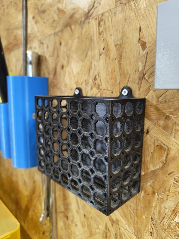 Lightweight wall storage