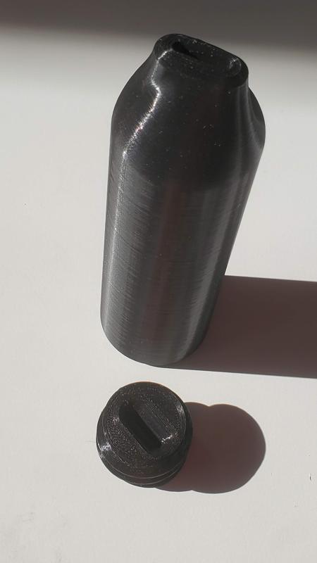 Sploof with screw-in bottom closure