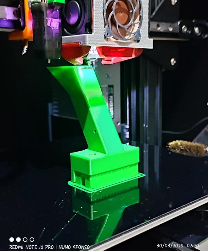 Extensão do suporte do carretel.