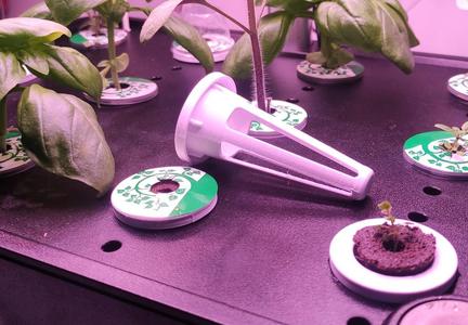 Hydroponic grow basket