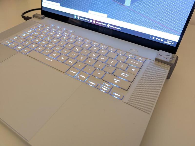Asus ROG Zephyrus G16 Raising feet