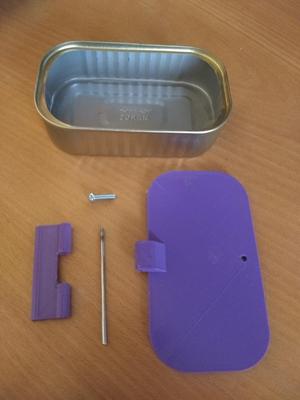 Lid with hinges for tin can.