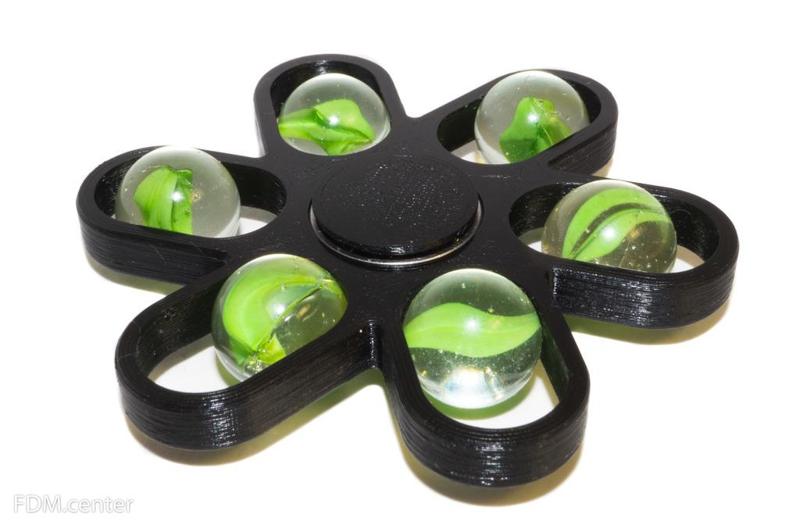 Hand spinner with moving balls