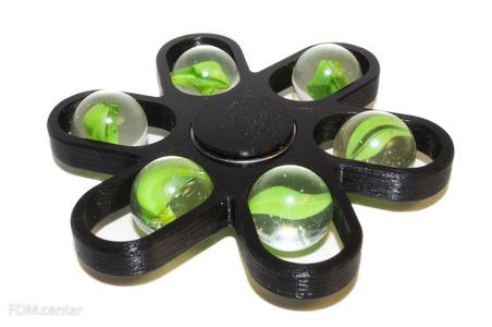 Hand spinner with moving balls