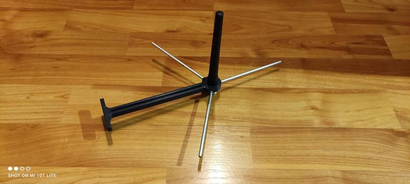 Simple ham radio antenna holder