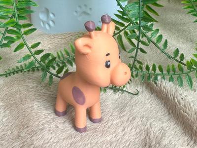 Standing Giraffe – Childlike, Minimalist, Paintable
