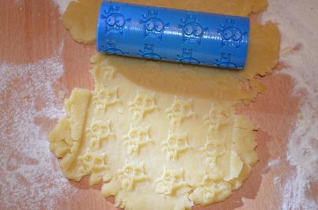 xmas, chrismas, cook, Designer Creates Engraved Rolling Pins That Stamp Dough With Cheerful Patterns