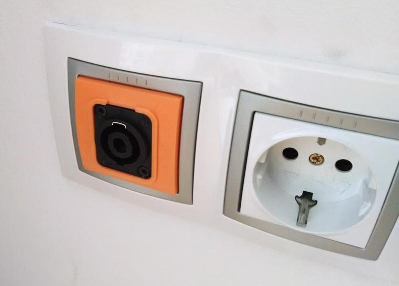 Neutrik speakON NL4MP to Schneider UNICA adapter