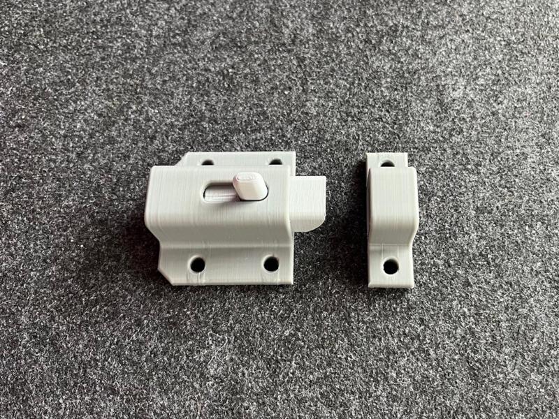 Springloaded sliding doorlock