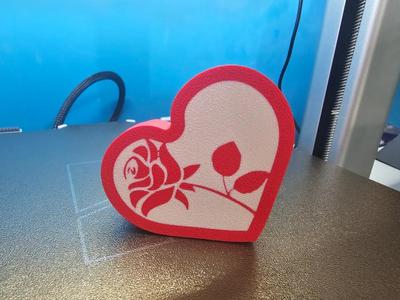 scatola di cuore con logo rosa   