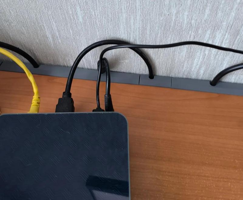 Spacer between countertop and wall   