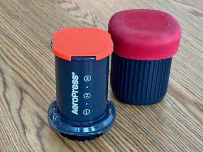 Cap for storing ground coffee inside AeroPress Go