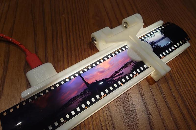 35mm photographic film cutting guide with LED lighting   