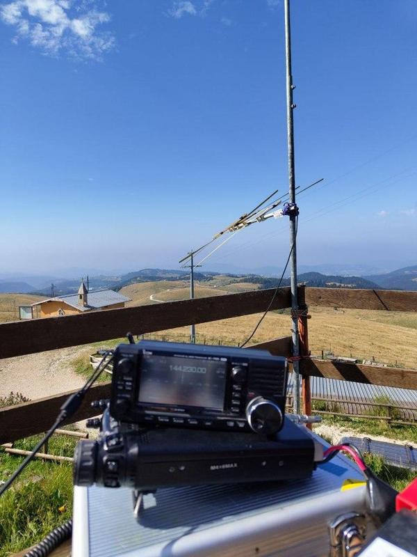 Dual band flexible tape measure antenna