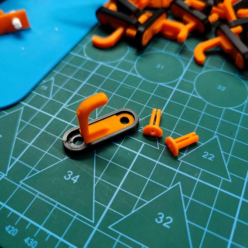 Pegboard hook double fixation.