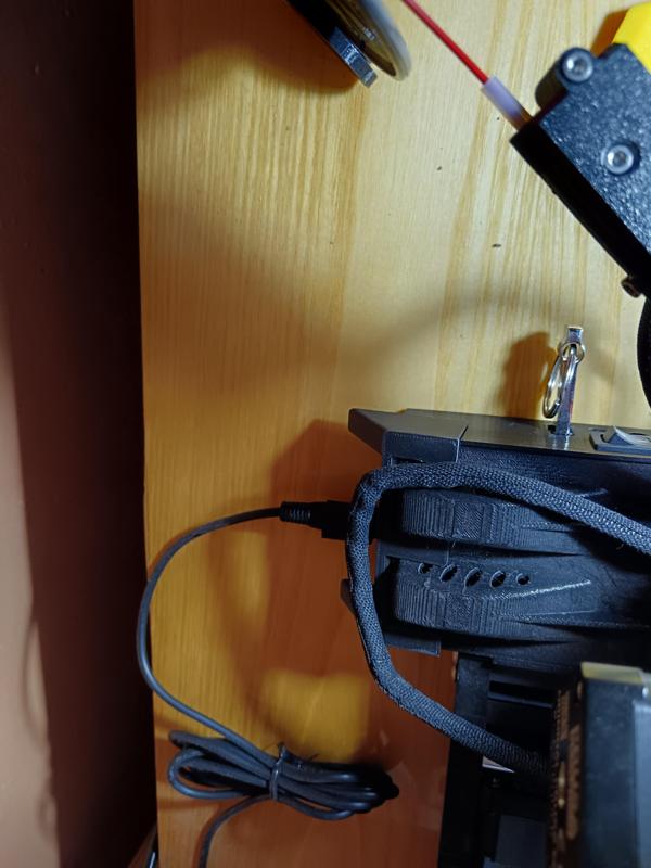 Nástavec proti zasekávání svazku kabelů o zdroj napájení na Průša mini +