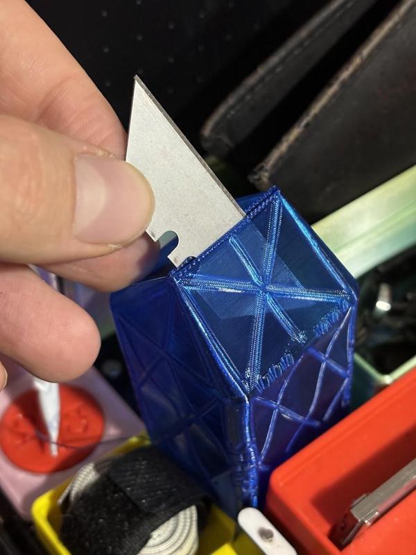 Vase Mode Sharps Disposal for Box Cutter and Razor Blades (Gridfinity Compatible)