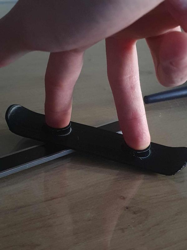 Customizable finger snowboard