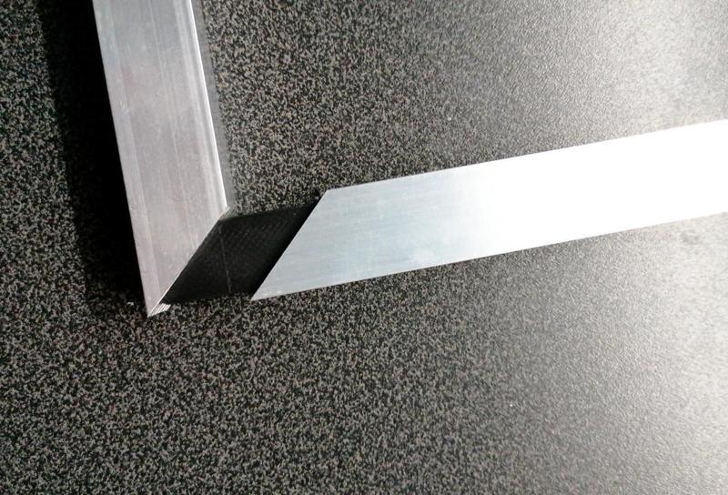 Customizable joint to connect aluminum profiles invisible