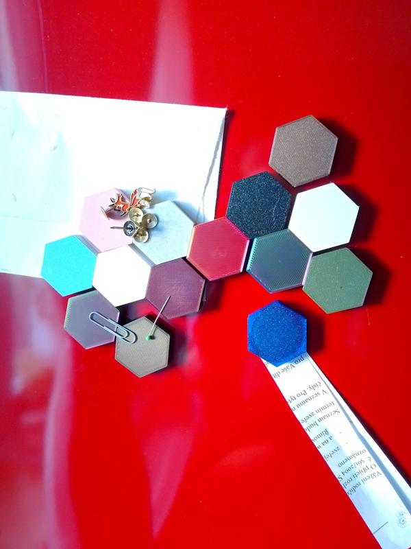 Fridge hexagon magnet / filament sample