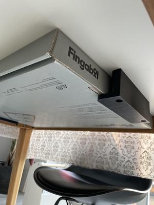 Rail de rangement sous table