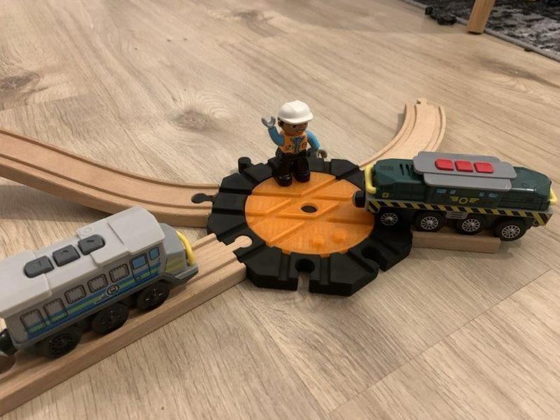 Train turnable for wooden trains and rails (variable)