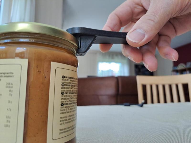 Werkzeug zum Öffnen vakuumierter Marmeladen- oder Einmachgläser mit kleinem Rand. Tool for opening vacuum-sealed jam or preserving jars with a small rim.